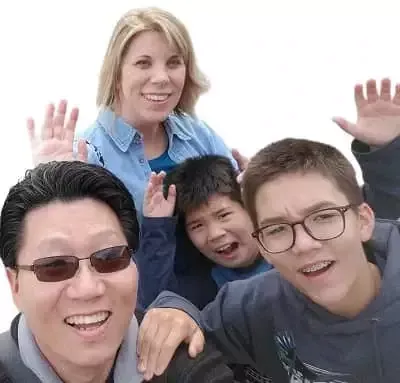   Logan Kim s majkom Brandi Kim, ocem Doheom Kimom i bratom Lucasom Kimom