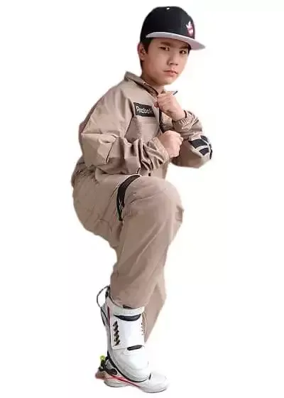   Glumac Logan Kim visok je 5 stopa