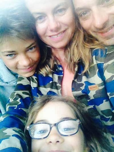   Конрад Хан с майка си Натали Хан, баща Усман Хан и сестра си