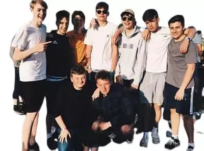   הארי גילבי עם חברים