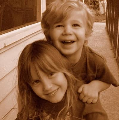   Barndomsfoto av Chloe Rose Robertson med sin bror Cole