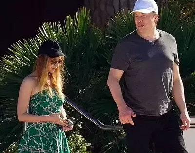   Natasha Bassett na spoju s Elonom Muskom
