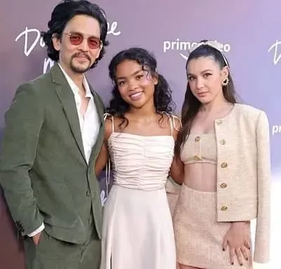   Mia Isaac 与 John Cho 和 Hannah Marks