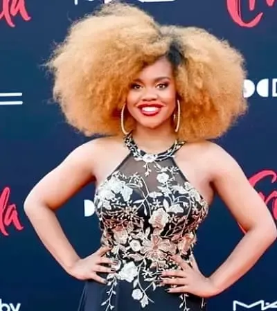   Actrice musicale du lycée Dara Renee