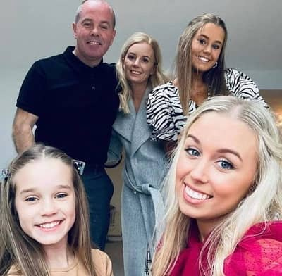   Alisha Weir con suo padre, sua madre e le sue sorelle