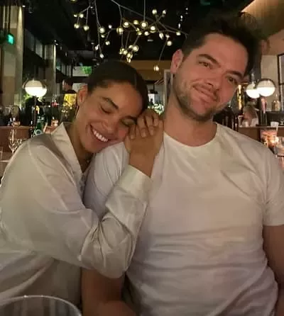   Nesta Cooper cu iubitul ei Peter Van Auker