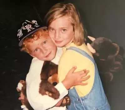  Allegra Edwards กับ Skye Edwards น้องชายของเธอ