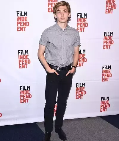   ส่วนสูงและน้ำหนักของ Austin Abrams