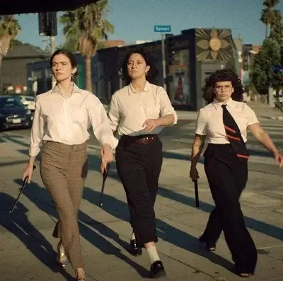   Mitra Jouhari com Sandy Honig e Alyssa Stonoha em Three Busy Debras