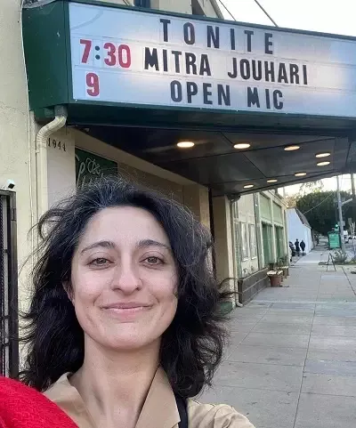   Mitra Jouhari antes de seu show ao vivo