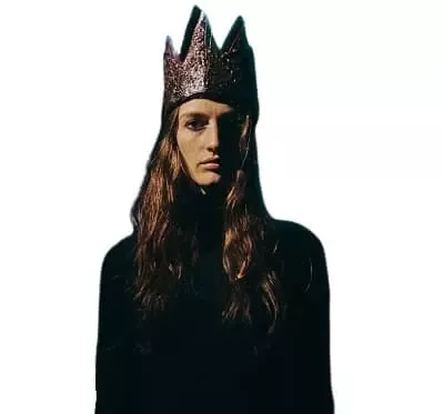   Η Zelda Adams ως Izzy
