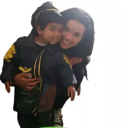   Zoe Robins met haar zoon Kaiyon