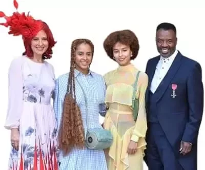   أوليف جراي مع والدها ديفيد جرانت وأمها كاري جرانت وأختها تايلان جرانت