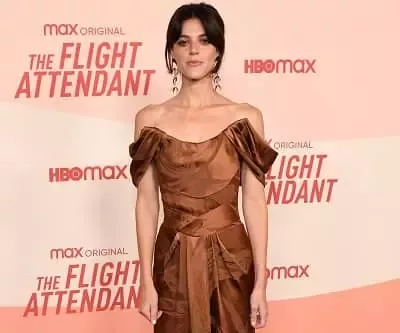   Callie Hernandez en el estreno de The Flight Attendant