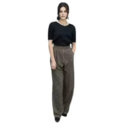   Callie Hernandez mide 5 pies y 5 pulgadas de alto