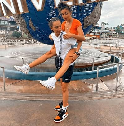   Madison Bailey med flickvännen Mariah Linney