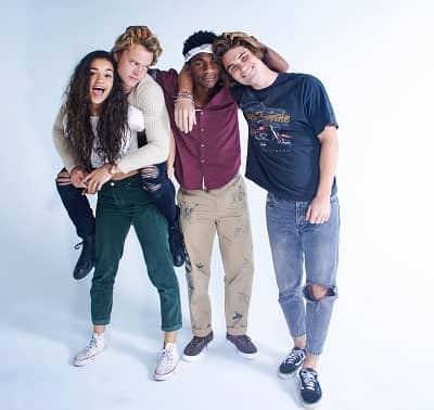   Madison Bailey med Chase Stokes, Jonathan Davis och Rudy Pankow
