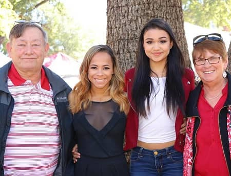  Madison Bailey med sin pappa Alex Bailey, syster Katie, mamma Mary Katherine Bailey