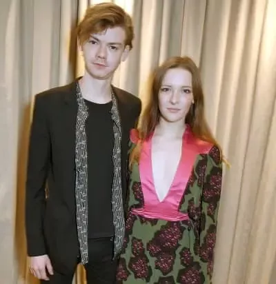   Morfydd Clark ve Thomas Brodie Sangster