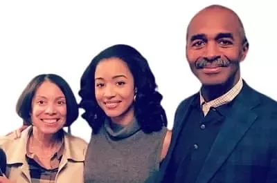   Erinn Westbrook com o pai Kelvin Westbrook e a mãe Valerie Bell