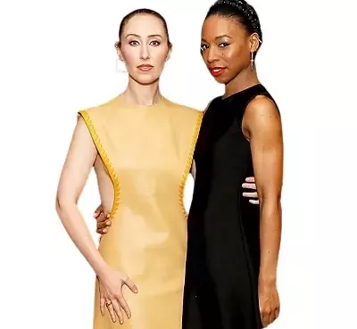   Erin Doherty กับ Chloe นักแสดงหญิง Pippa Bennett-Warner