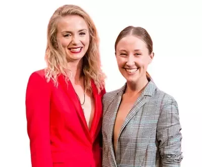   Erin Doherty กับ Sophie Melville
