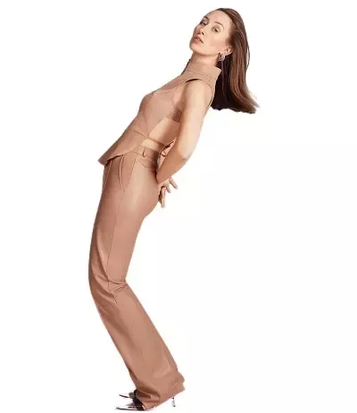   Erin Doherty สูง 5 ฟุต 5 นิ้ว
