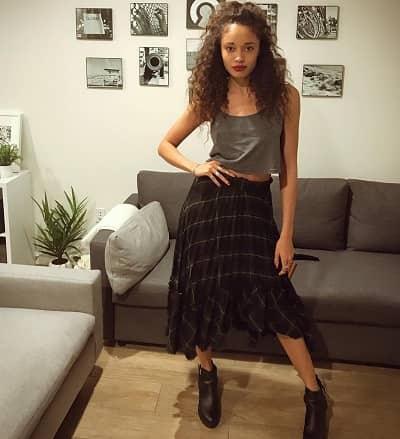   DC's Legends of Tomorrow Actress Olivia Swann Biography & Wikipedia