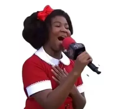   סלינה סמית' בתור אנני