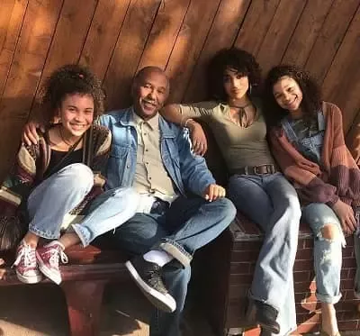   カイリー・ラッセルと父ノーマン・T・ラッセル、姉妹チェルシー・ラッセル、ハレ・ラッセル