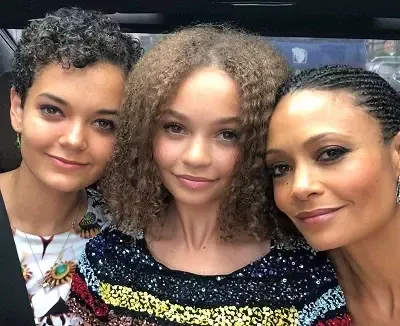   Nico Parker, annesi Thandiwe Newton ve kız kardeşi Ripley Parker ile