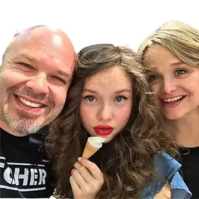   Zoe Colletti äitinsä Cheryl Collettin ja isänsä Chris Collettin kanssa