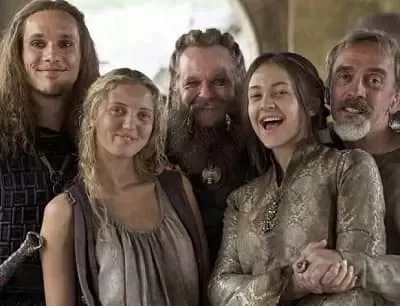   Amelia Clarkson com o elenco de The Last Kingdom