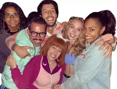   Nia Correia com elenco de Era Uma Vez, Mas Não Mais