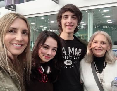   Igralka Fiona Palomo z mamo Carino Ricco, bratom Luco Palomo in babico