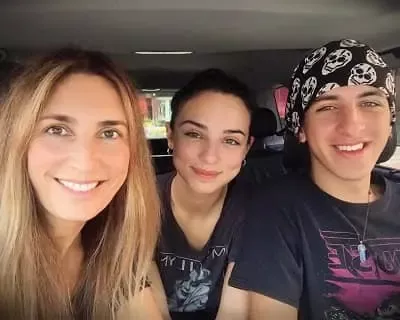   Fiona Palomo z mamo Carino Ricco in bratom Luco Palomo