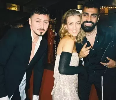   Gizem Erdogan sa svojim prijateljima