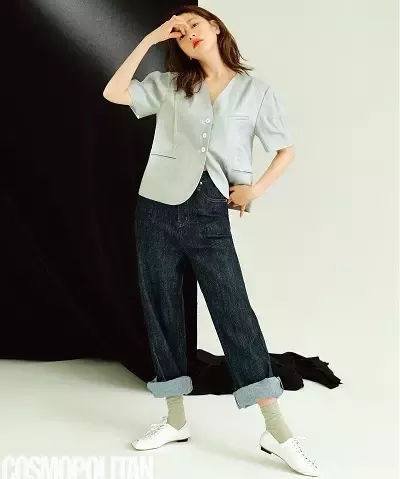   Jung So min höjd är 5 fot 3 tum lång