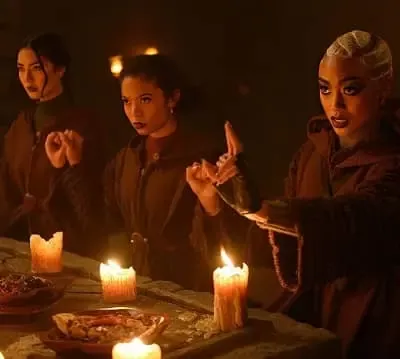   Adeline Rudolph con Tati Gabrielle e Abigail Cowen
