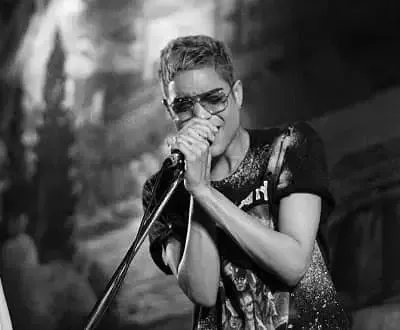   A la actriz de otra vida Elizabeth Ludlow le encanta cantar