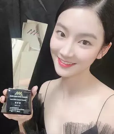   Park Ju-hyun efter att ha vunnit Asian Artist Award