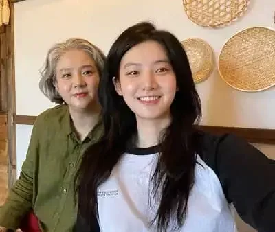   Park Ju-hyun med sin mamma