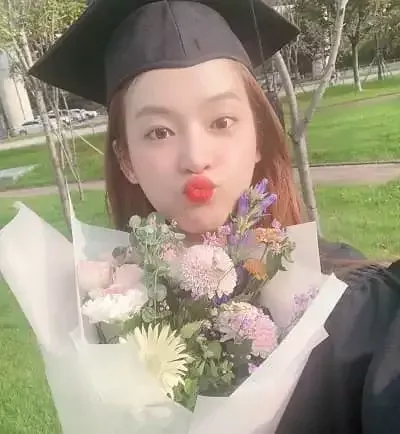   Park Ju-hyun på sin examensdag