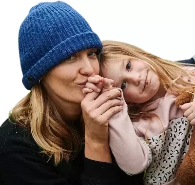   Tess Haubrich med sin dotter Juniper Gell