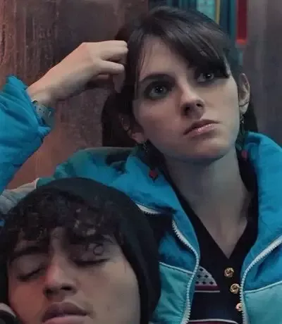   Kara Hayward humalassa bussissa
