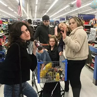   Kara Hayward ystäviensä ja muiden näyttelijöiden kanssa