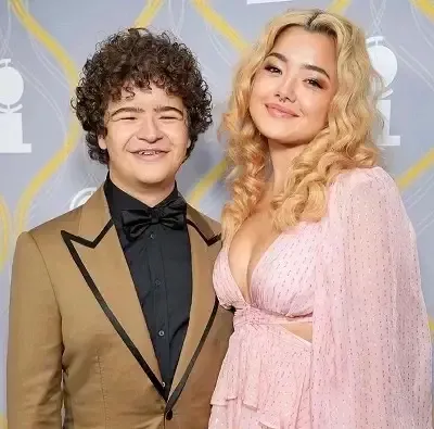   Lizzy Yu met haar vriend Gaten Matarazzo