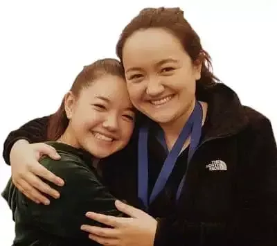   Lizzy Yu met haar zus Liann Yu