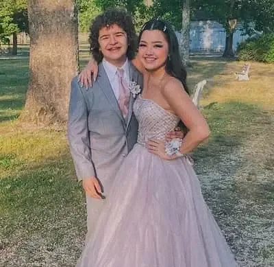   Gaten Matarazzo met vriendin Lizzy Yu op prom