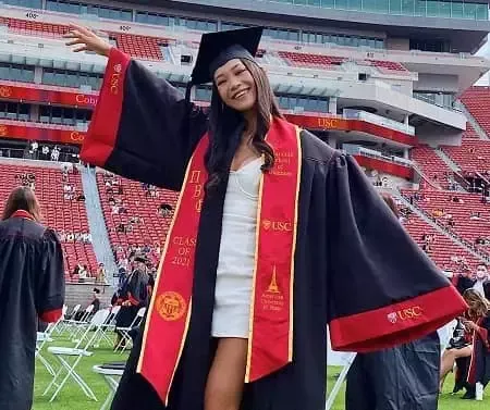   Chloe Yu üniversite mezuniyet gününde